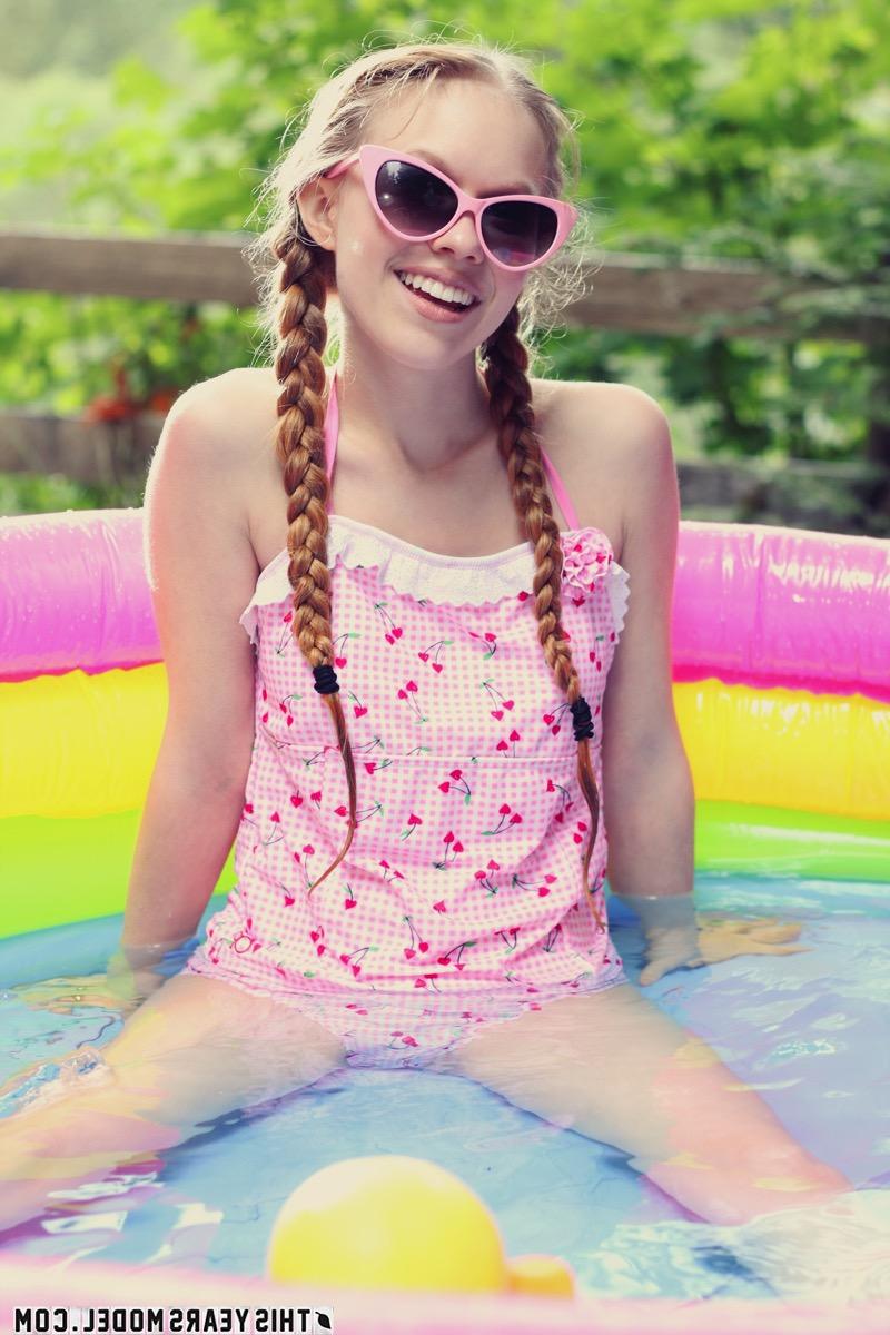 10P La adorable adolescente Dolly Little tira de sus coletas trenzadas en una piscina inflable
