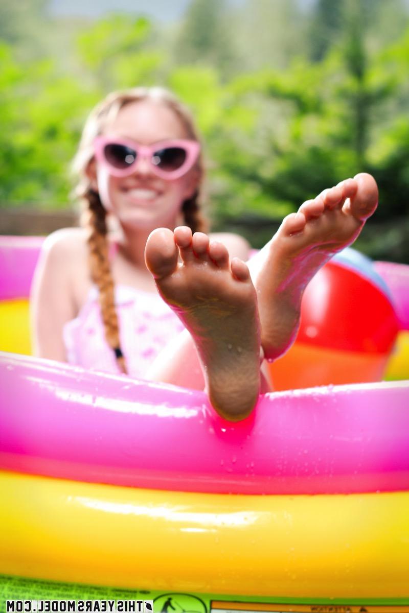 10P La adorable adolescente Dolly Little tira de sus coletas trenzadas en una piscina inflable