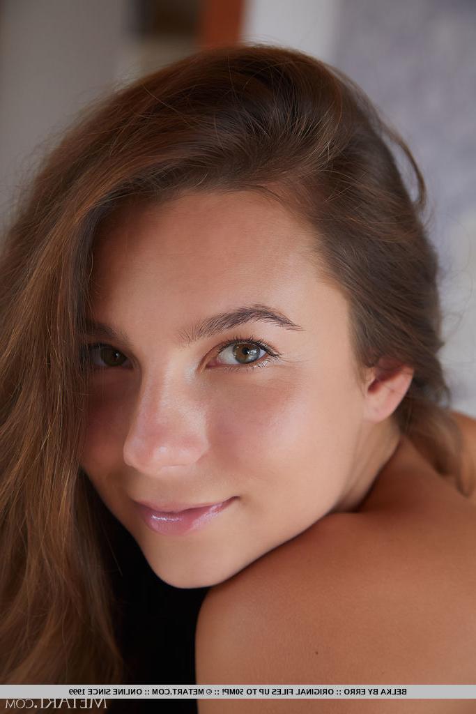 18P La douce jeune Belka se débarrasse de sa lingerie sensuelle pour se mettre à poil.