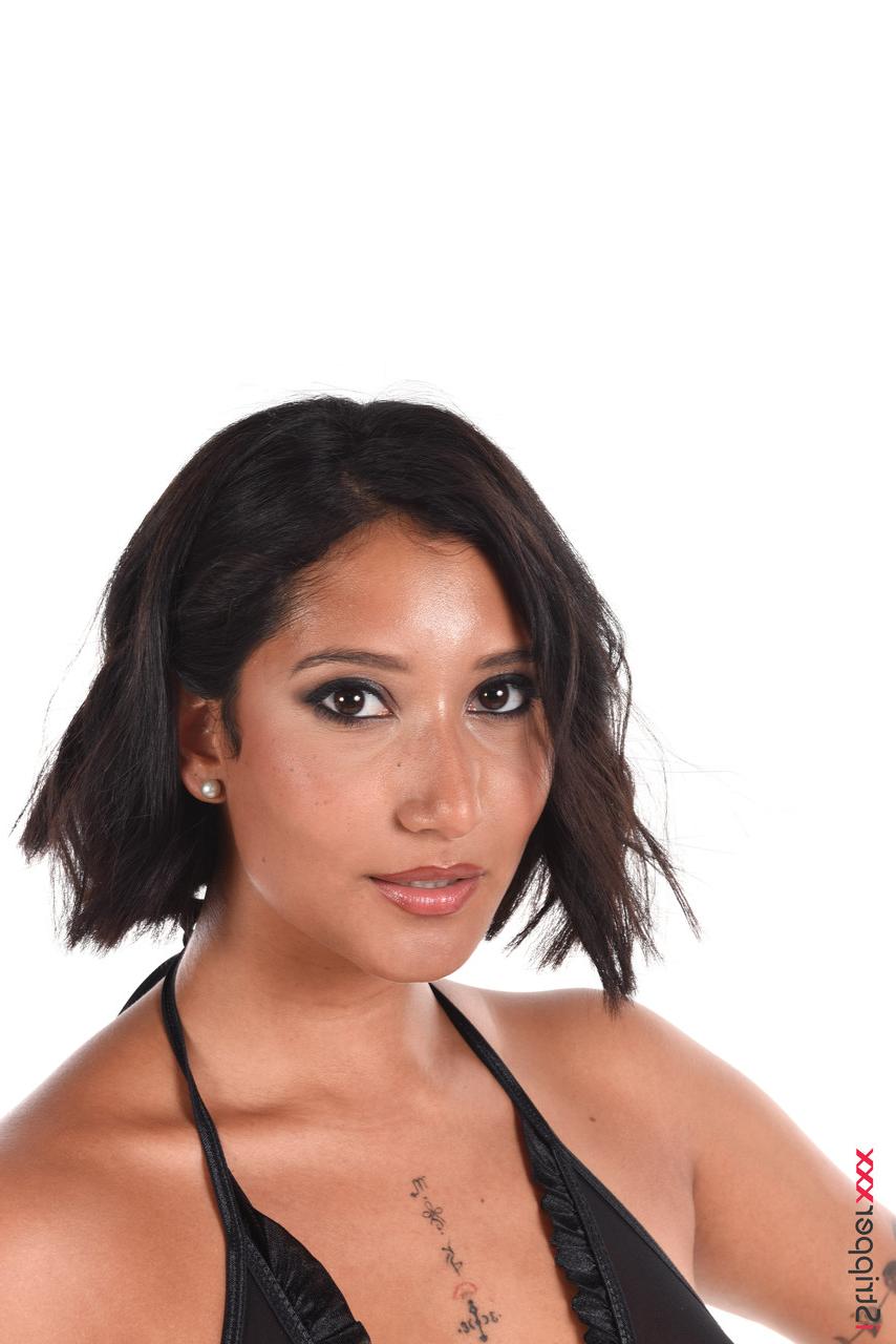 15P Das brünette Babe Alika Penagos zieht ihre freizügigen schwarzen Dessous aus, bevor sie masturbiert