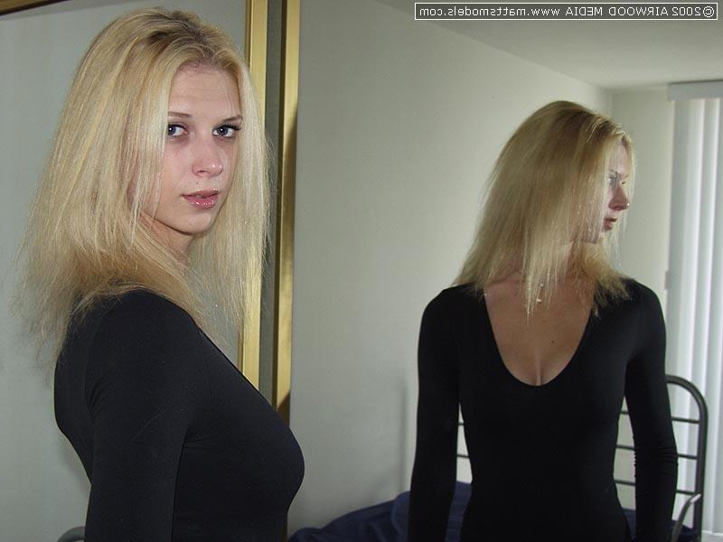 16P A loira alta Brooke admira sua bunda no espelho antes de ficar nua na cama