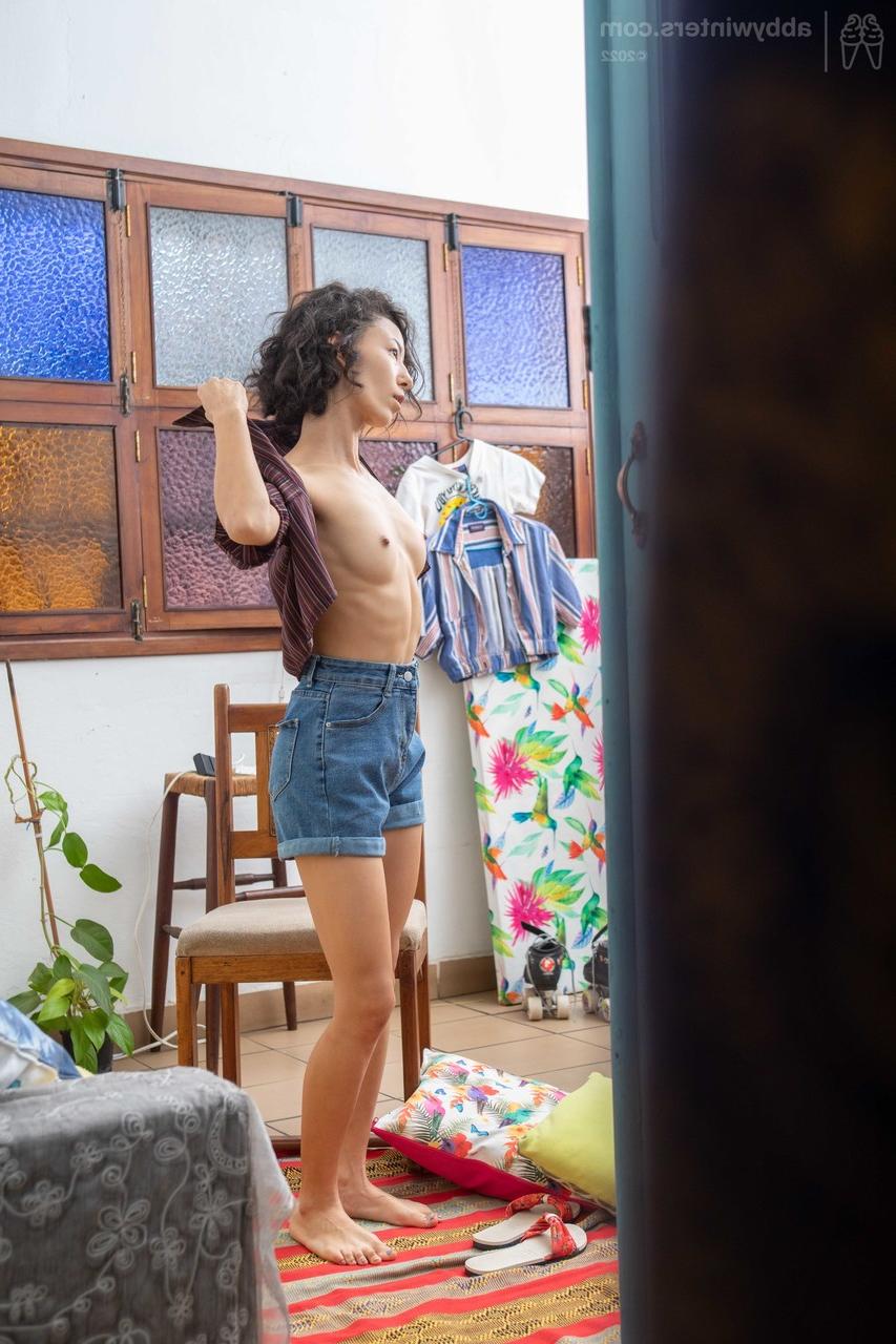 20P La bella amateur kira r muestra sus preciosas tetas mientras se viste
