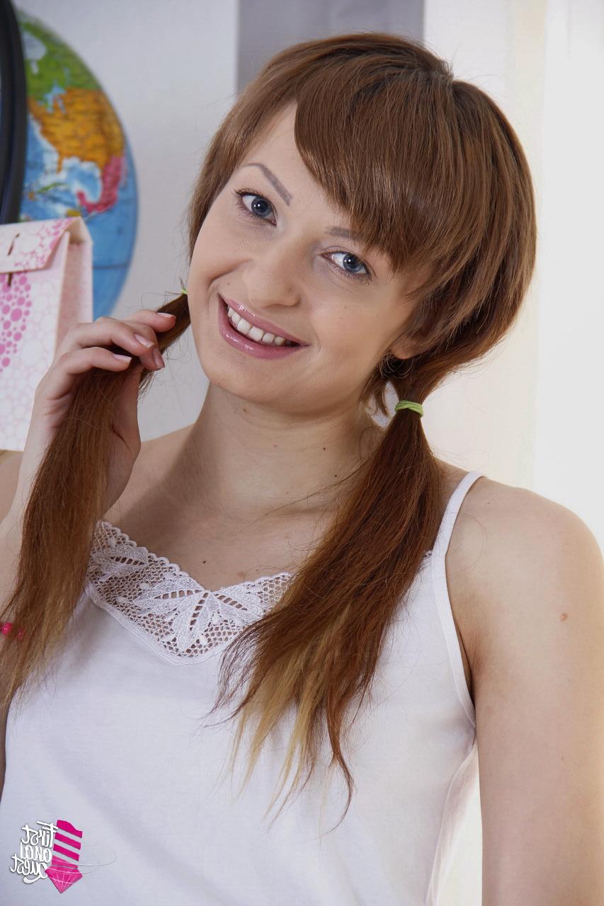 16P Die dünne Teenagerin Lola trägt bei ihrem ersten Analfick ihre roten Haare zu Zöpfen geflochten