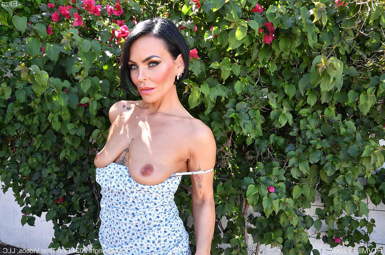 15P La MILF brune Eliza modèle de la lingerie sexy avant de se masturber avec des jouets.