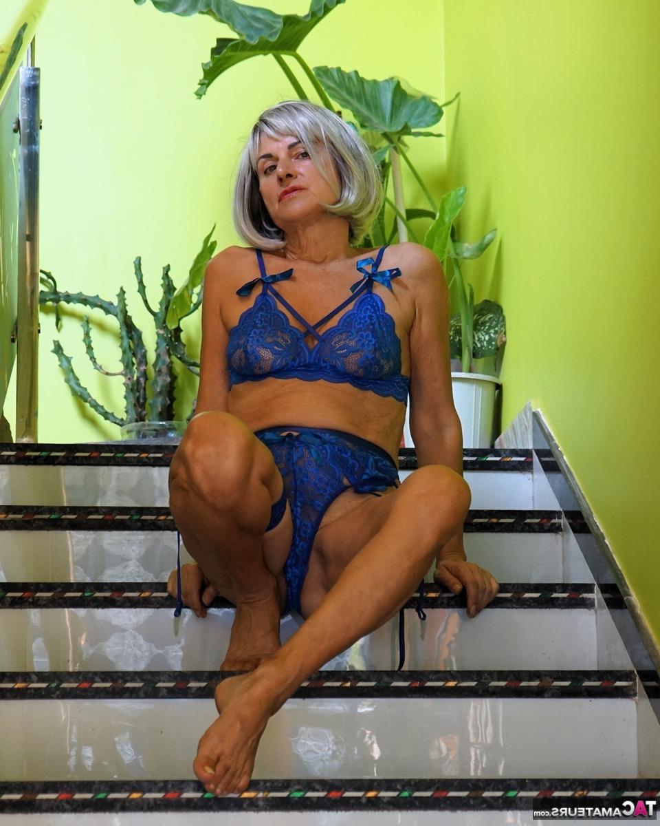 16P A loira platinada madura Diana Ananta perde os peitos e a buceta por causa da lingerie