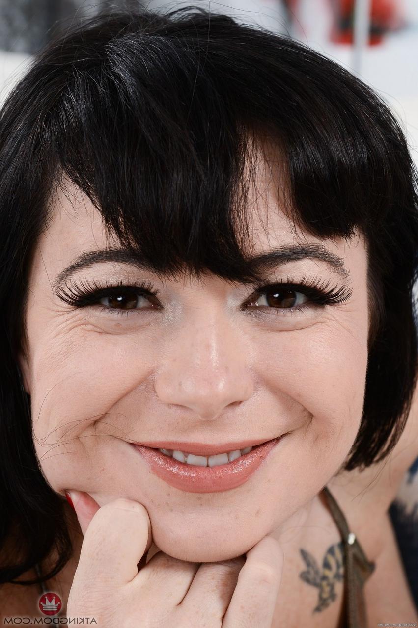 19P Chubby middle-aged lady Siouxsie Q stretches her snatch while getting naked
