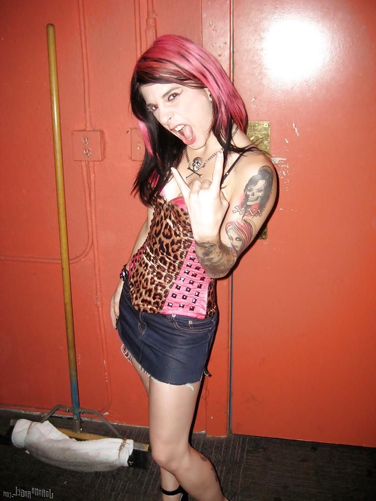 16P Amadora vestida milf Joanna Angel faz uma dança sexy de strip-tease