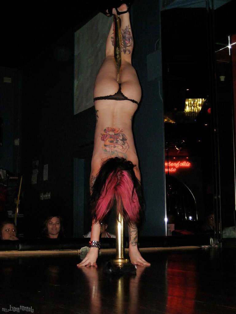 16P Amadora vestida milf Joanna Angel faz uma dança sexy de strip-tease