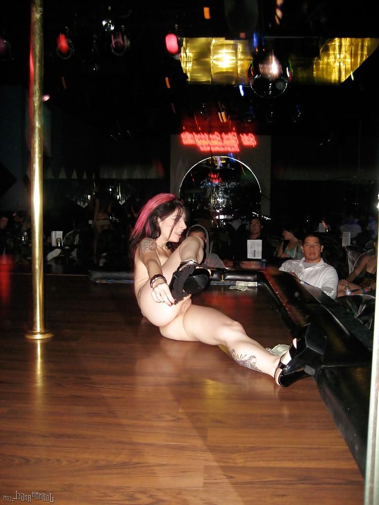 16P Amadora vestida milf Joanna Angel faz uma dança sexy de strip-tease