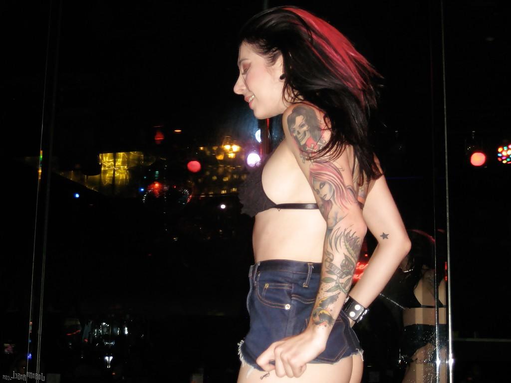 16P Amadora vestida milf Joanna Angel faz uma dança sexy de strip-tease