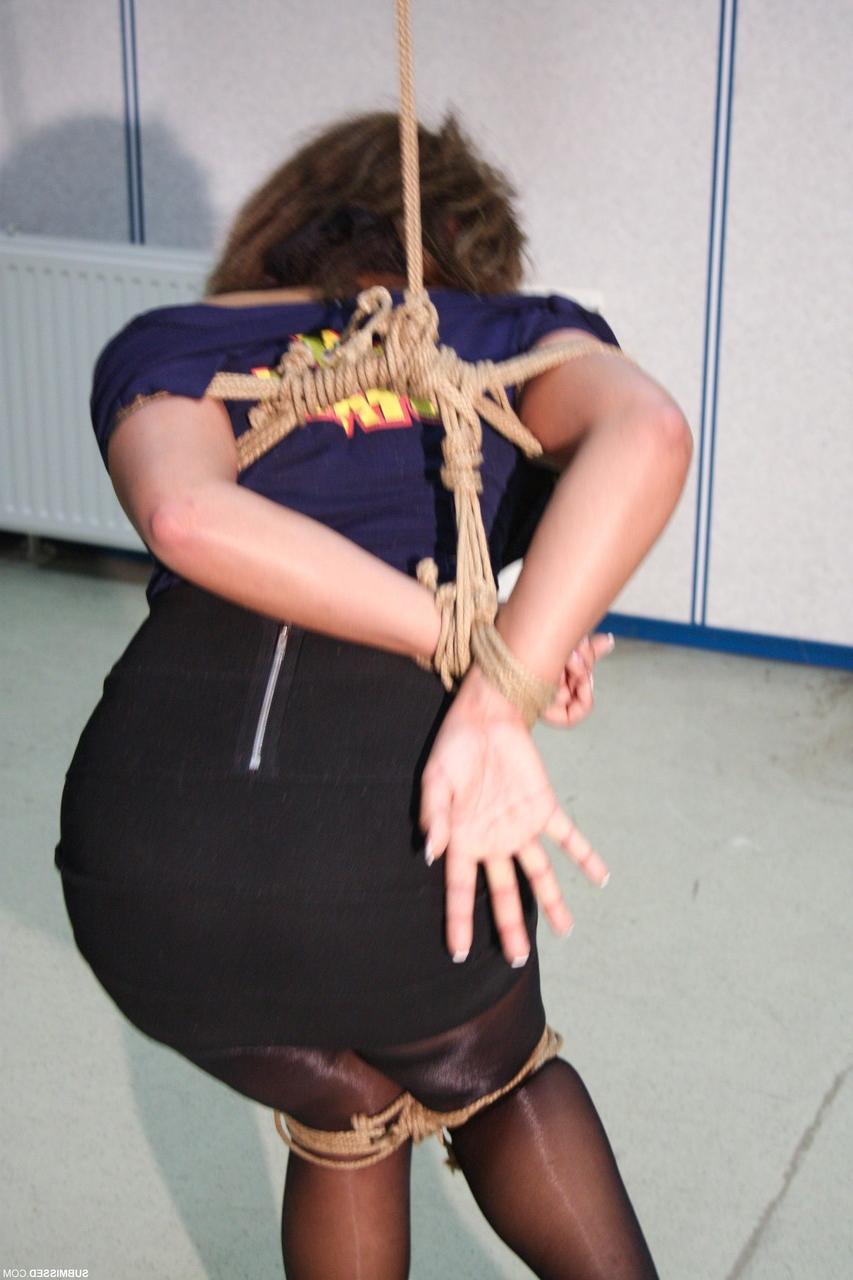 20P Das gefesselte, zierliche Babe Kayla hat ihre großen Titten entblößt und kämpft darum, sich zu befreien