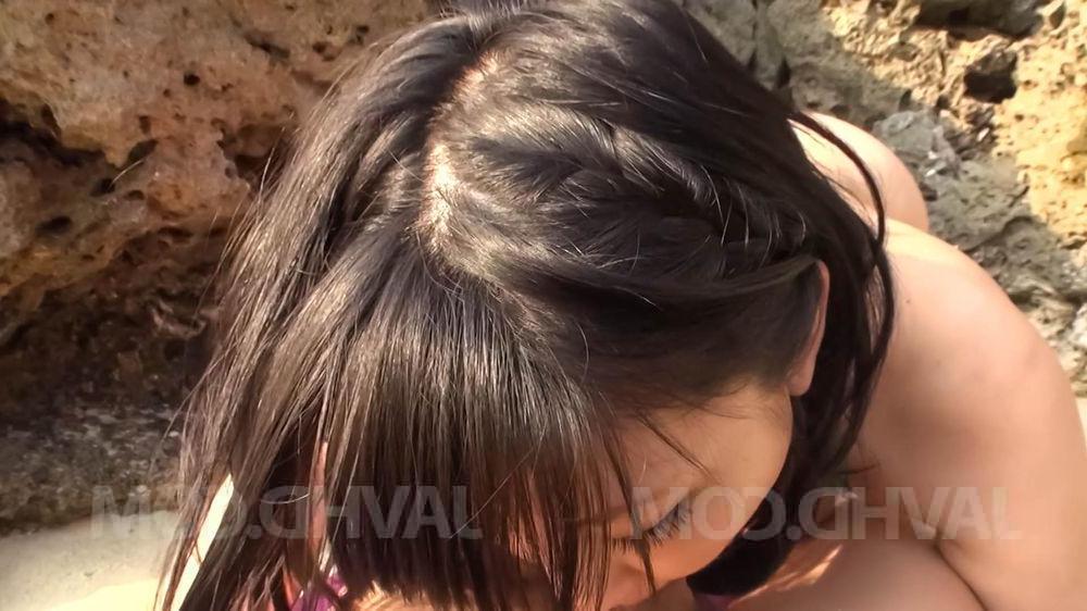 12P La japonesa Megumi Haruka hace una mamada en POV en un terreno arenoso