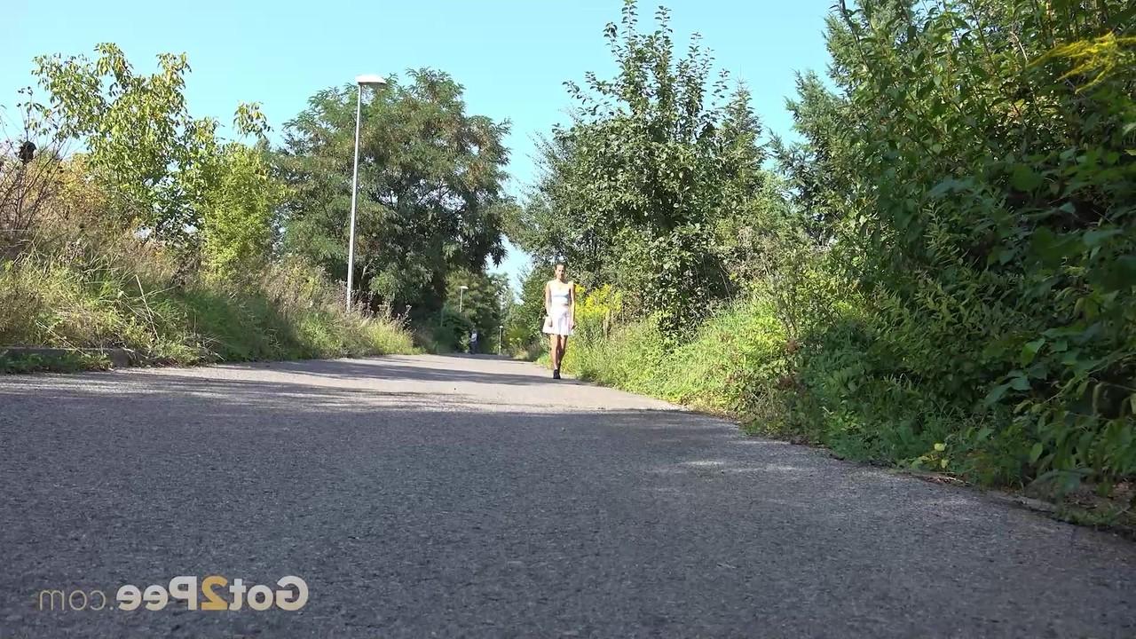 15P A garota sozinha Ali Bordeaux abre as pernas enquanto mija na estrada