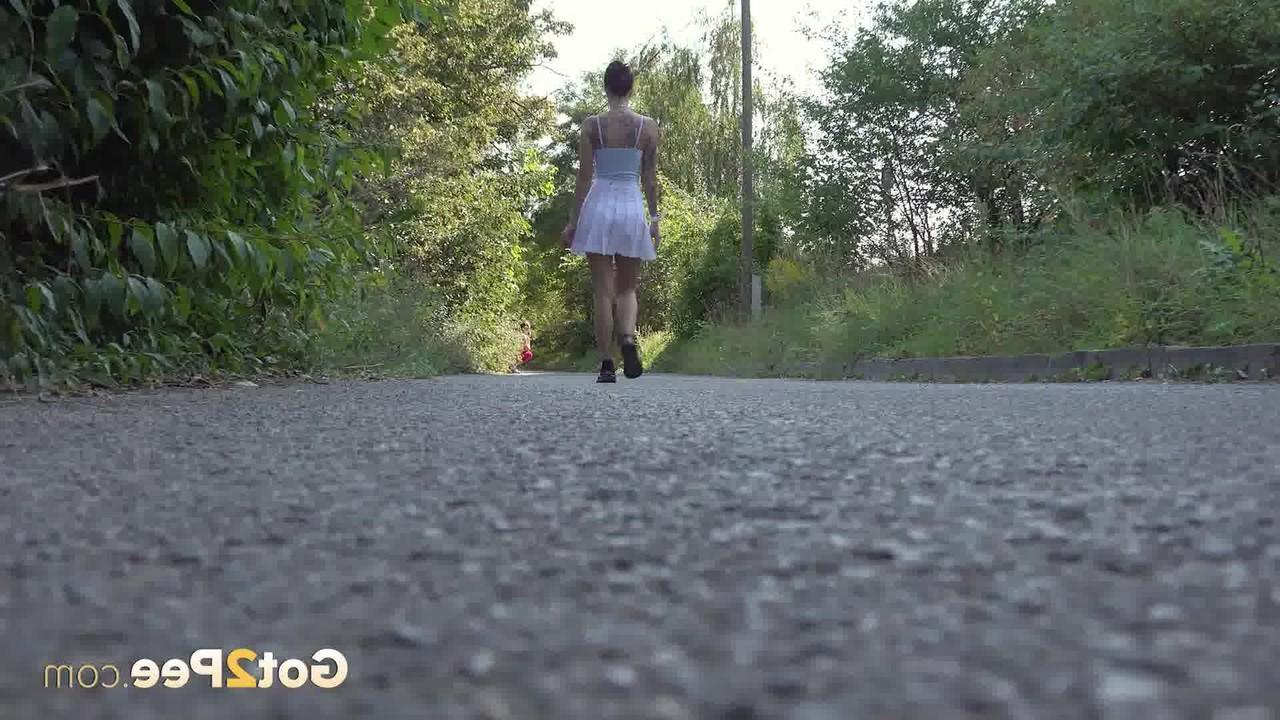 15P A garota sozinha Ali Bordeaux abre as pernas enquanto mija na estrada
