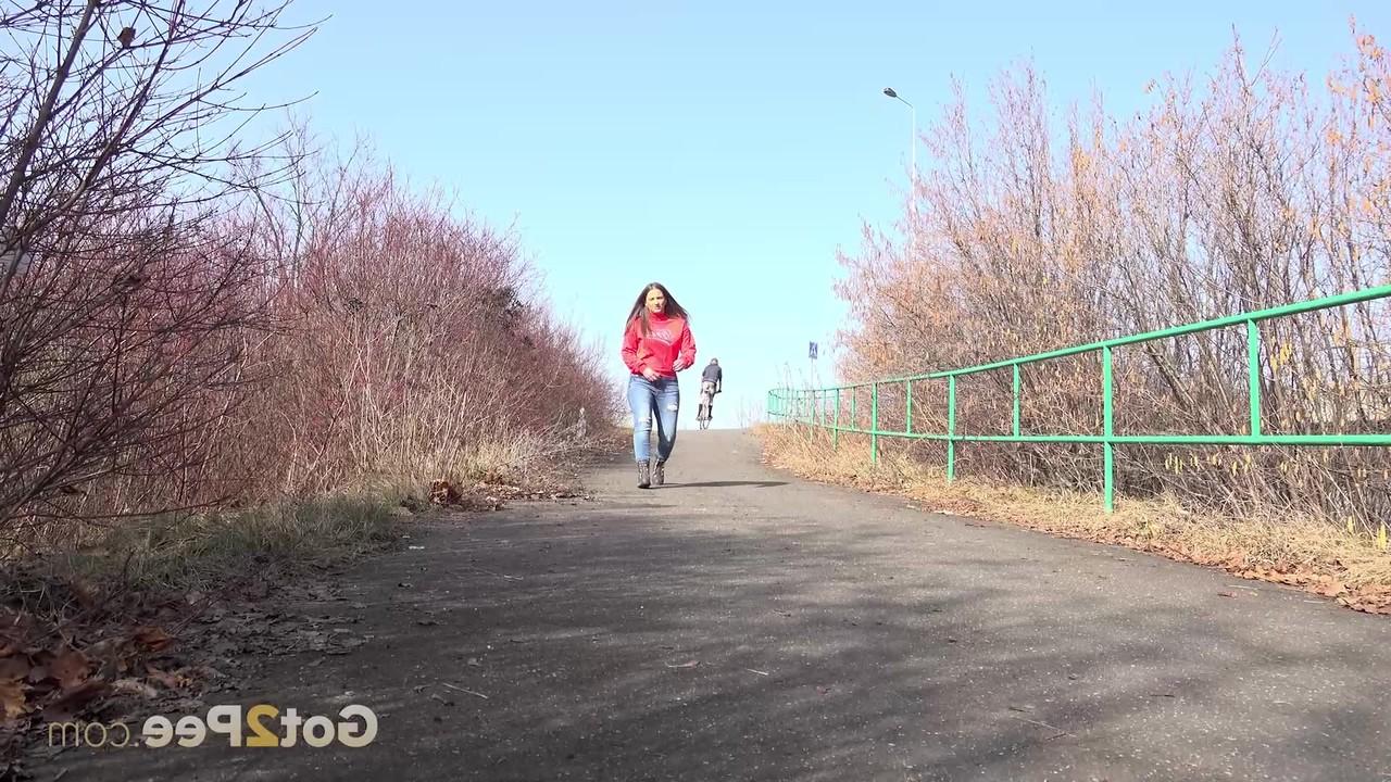 15P ニコレット・ノワールは日中に舗装された道路で小便をするために立ち止まる