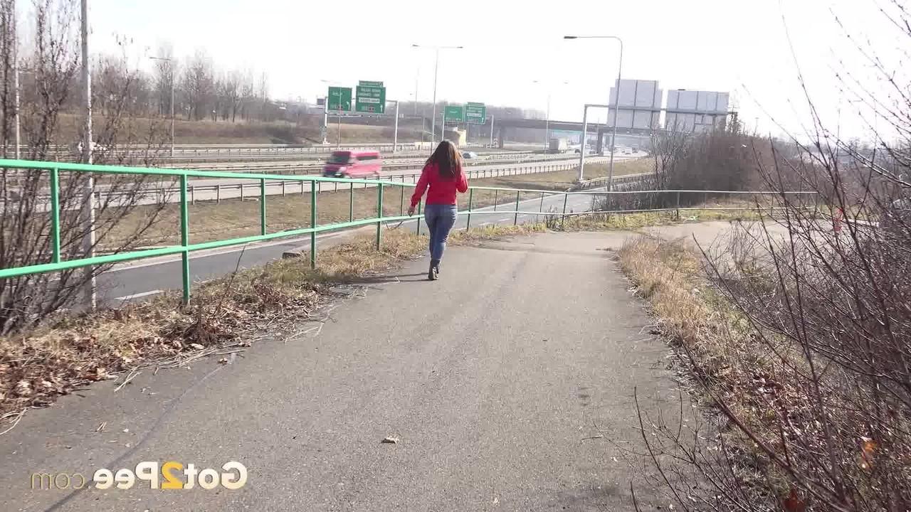 15P ニコレット・ノワールは日中に舗装された道路で小便をするために立ち止まる