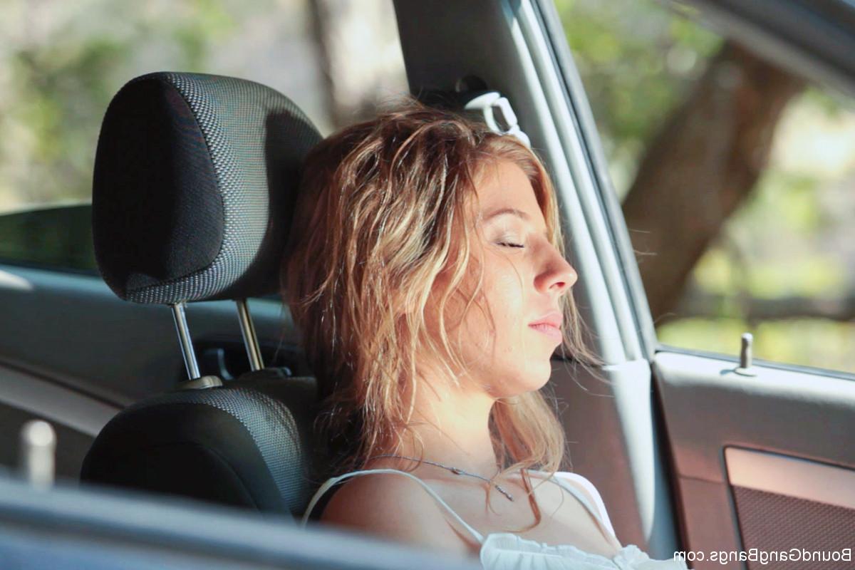 20P A jovem loira Chastity Lynn dá um boquete público para seu homem no carro