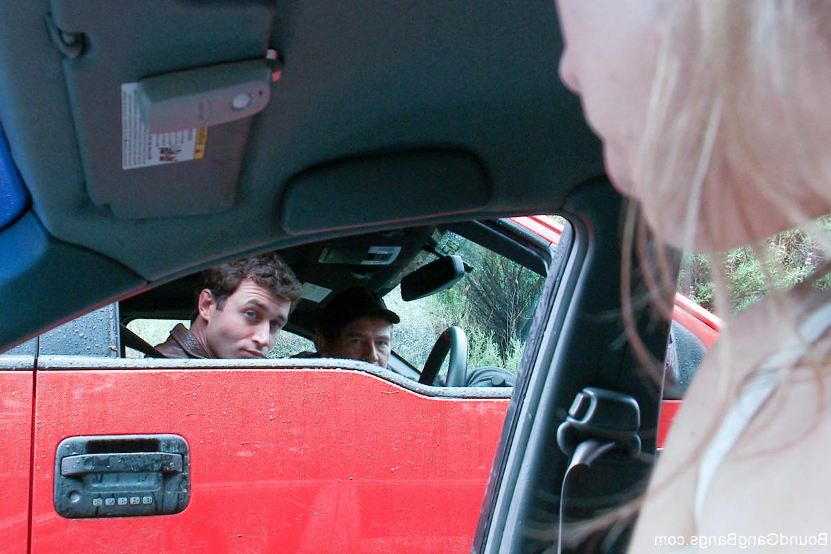 20P A jovem loira Chastity Lynn dá um boquete público para seu homem no carro
