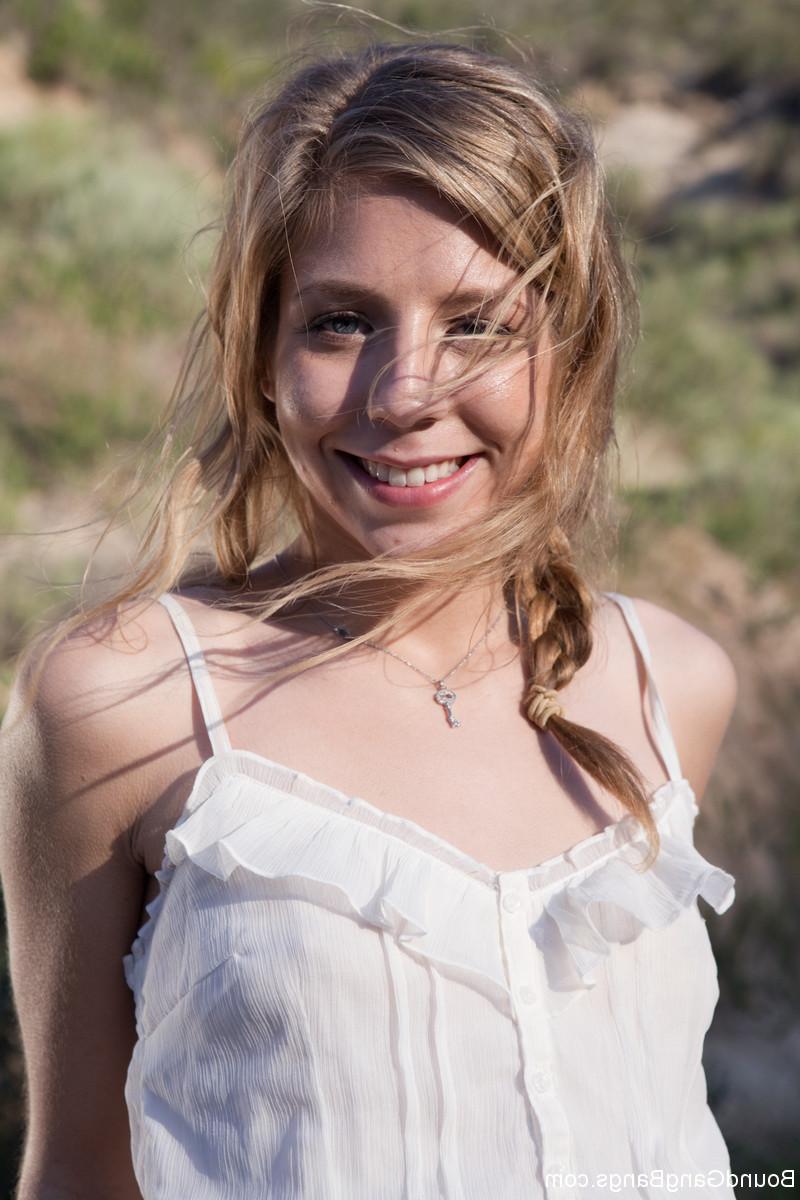 20P A jovem loira Chastity Lynn dá um boquete público para seu homem no carro