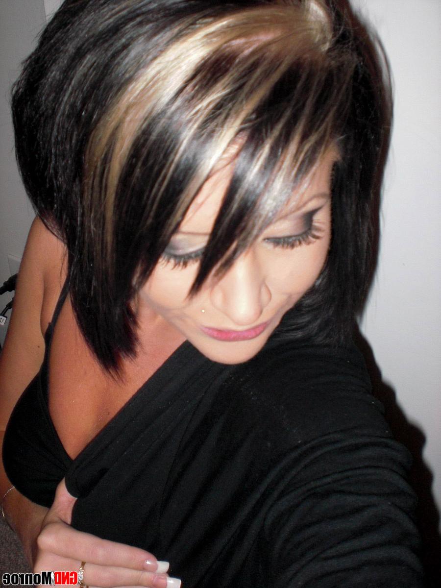 12P Une amateur blonde cochonne se prend des photos seins nus dans des collants en maille.