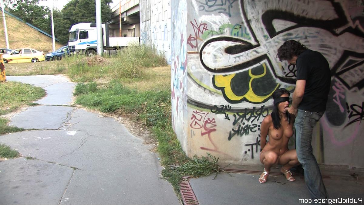 20P Öffentliche Schande Lucy Belle