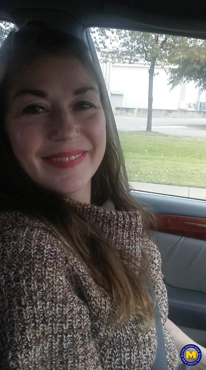11P Amadora MILF Olivia Johnson exibindo sua buceta super peluda em público
