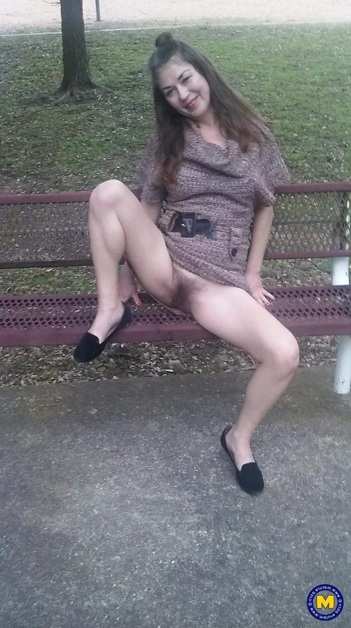 11P Amadora MILF Olivia Johnson exibindo sua buceta super peluda em público