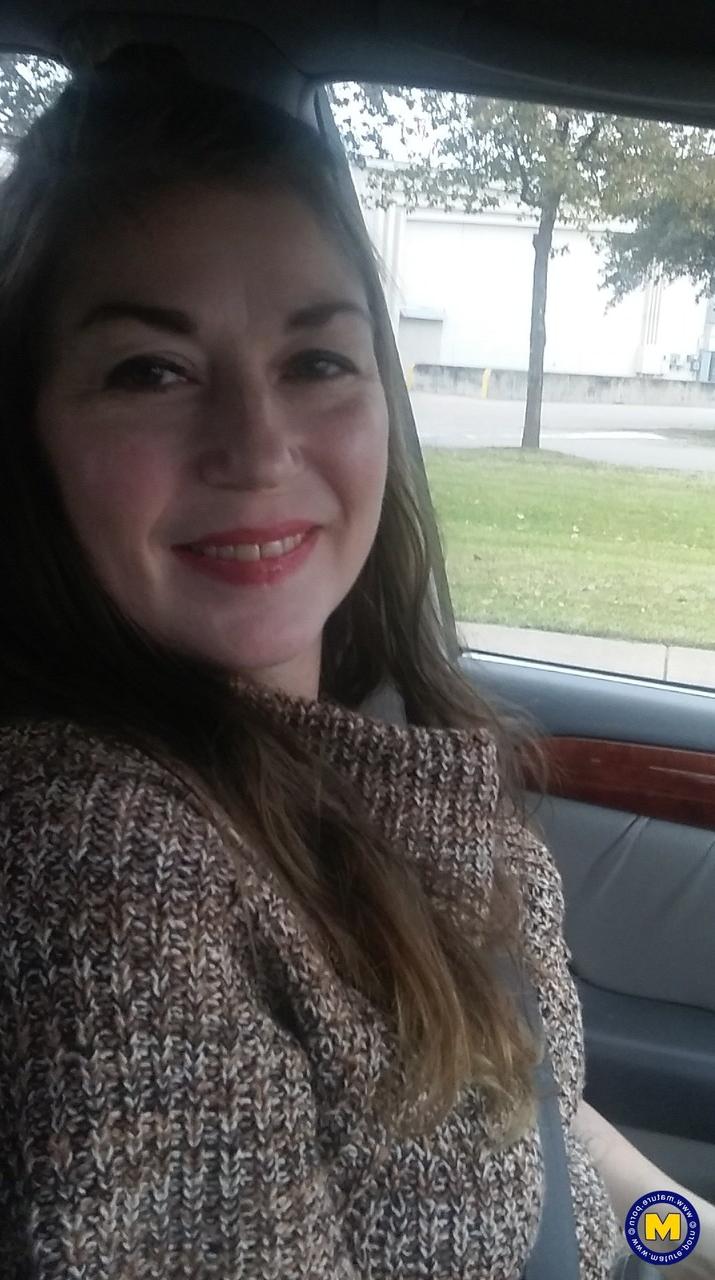 11P Amadora MILF Olivia Johnson exibindo sua buceta super peluda em público