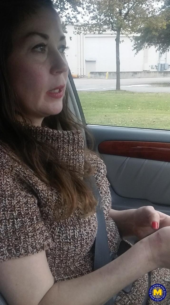11P Amadora MILF Olivia Johnson exibindo sua buceta super peluda em público