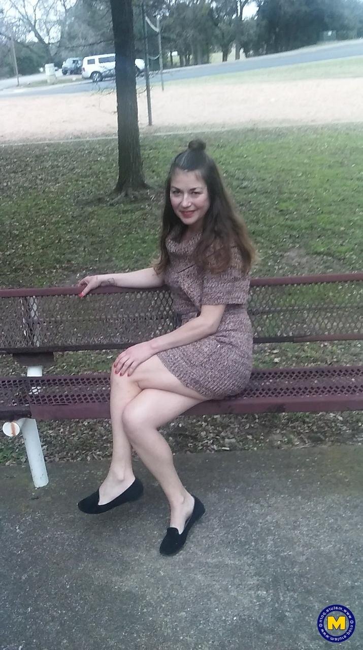 11P Amadora MILF Olivia Johnson exibindo sua buceta super peluda em público