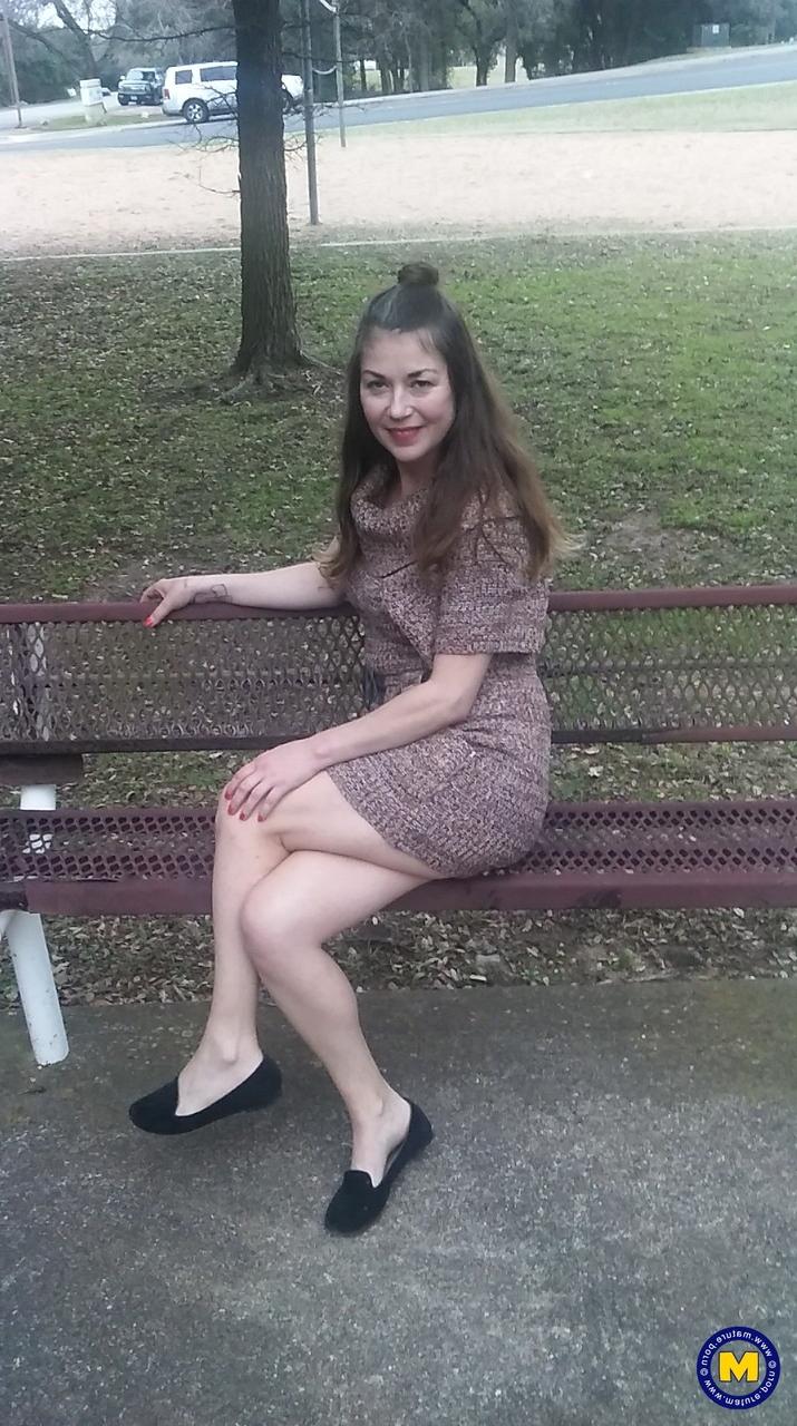 11P Amadora MILF Olivia Johnson exibindo sua buceta super peluda em público
