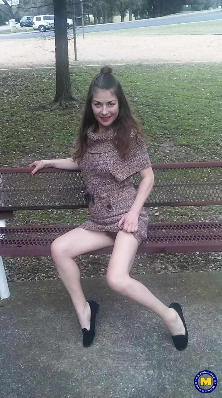 11P Amadora MILF Olivia Johnson exibindo sua buceta super peluda em público