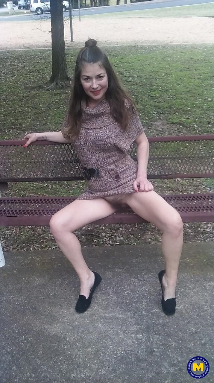11P Amadora MILF Olivia Johnson exibindo sua buceta super peluda em público
