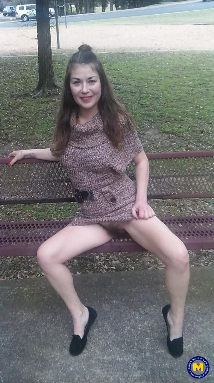 11P Amadora MILF Olivia Johnson exibindo sua buceta super peluda em público