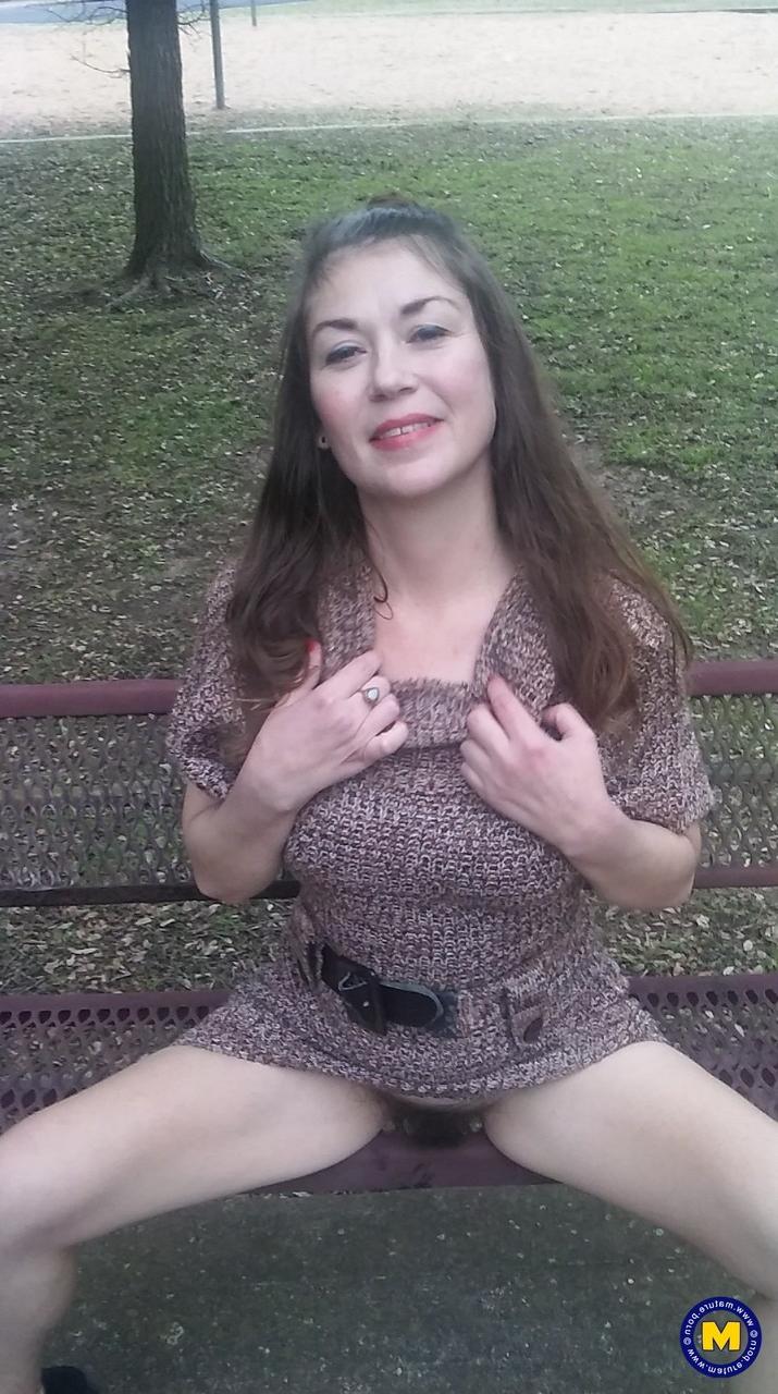 11P Amadora MILF Olivia Johnson exibindo sua buceta super peluda em público