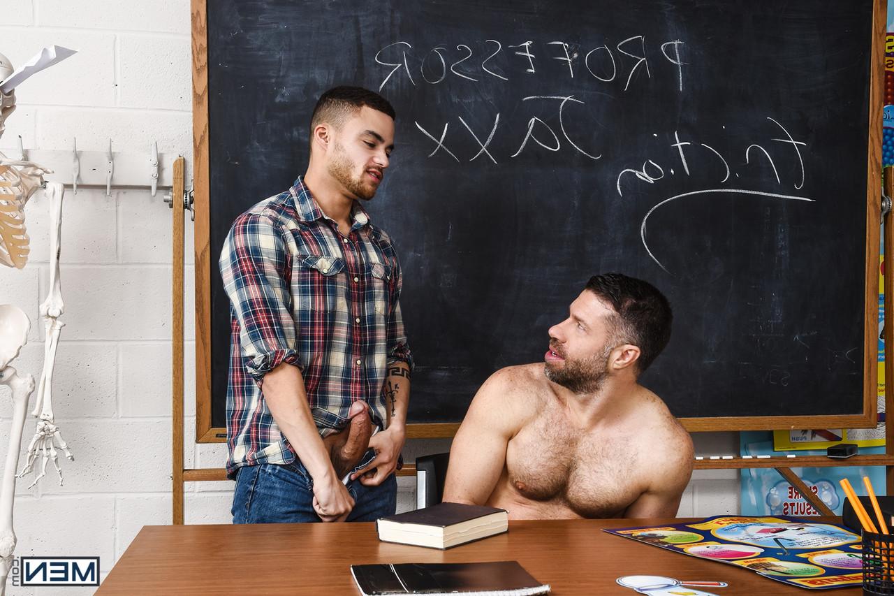 16P Ergrauender Lehrer verführt und fickt männlichen Schüler in seinem Klassenzimmer