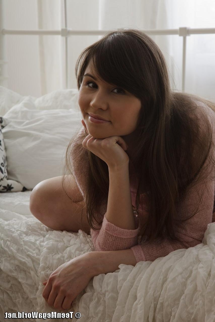 20P Die brünette Amateurin Aliya lässt sich ihr Spitzenhöschen ausziehen und ihren Biber festnageln