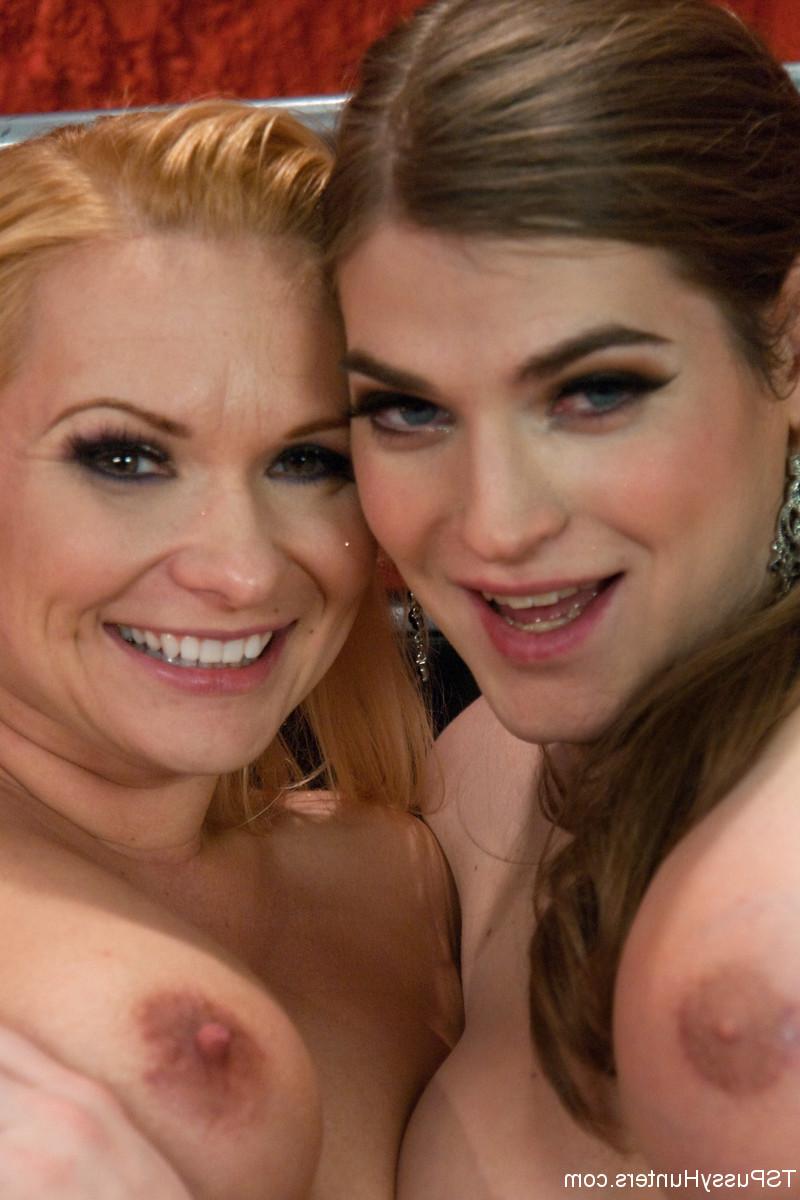 20P La transexuelle aux gros seins Tiffany Starr enfonce sa bite dans la chatte de la MILF blonde Katja Kassin.