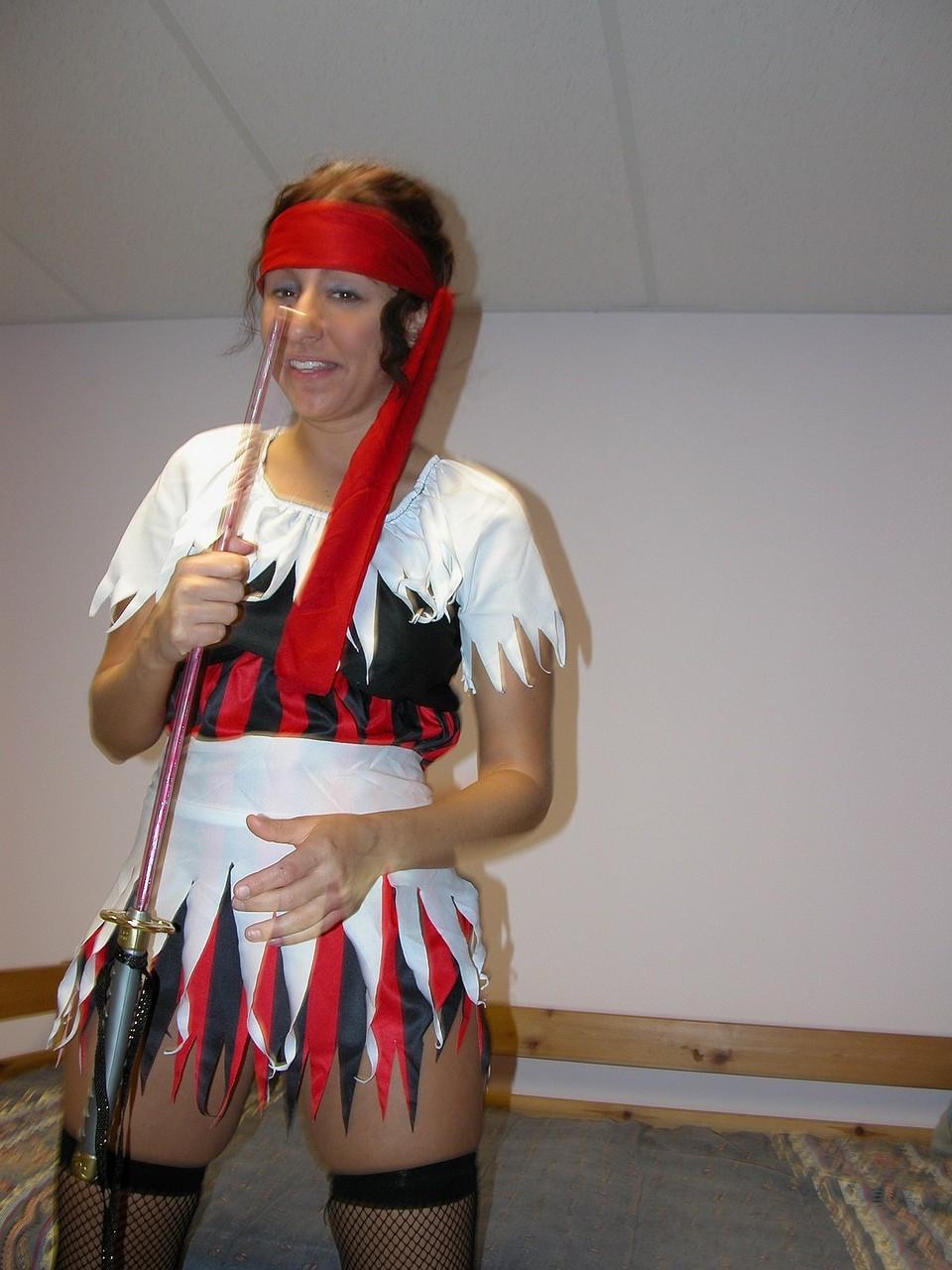 20P Die freche MILF Heidi spielt in einem versauten Solo mit ihrem Schwert an ihrer rasierten Muschi