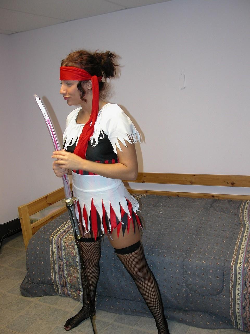20P Die freche MILF Heidi spielt in einem versauten Solo mit ihrem Schwert an ihrer rasierten Muschi