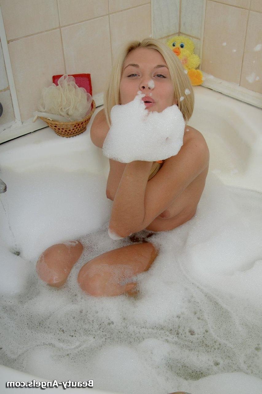 20P La délicieuse blonde Diana B se déshabille et se doigte les trous dans une baignoire mousseuse.