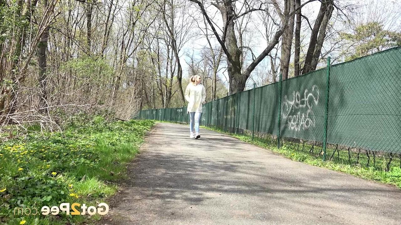 15P La rubia Bianca se baja los pantalones deportivos para orinar en un sendero pavimentado