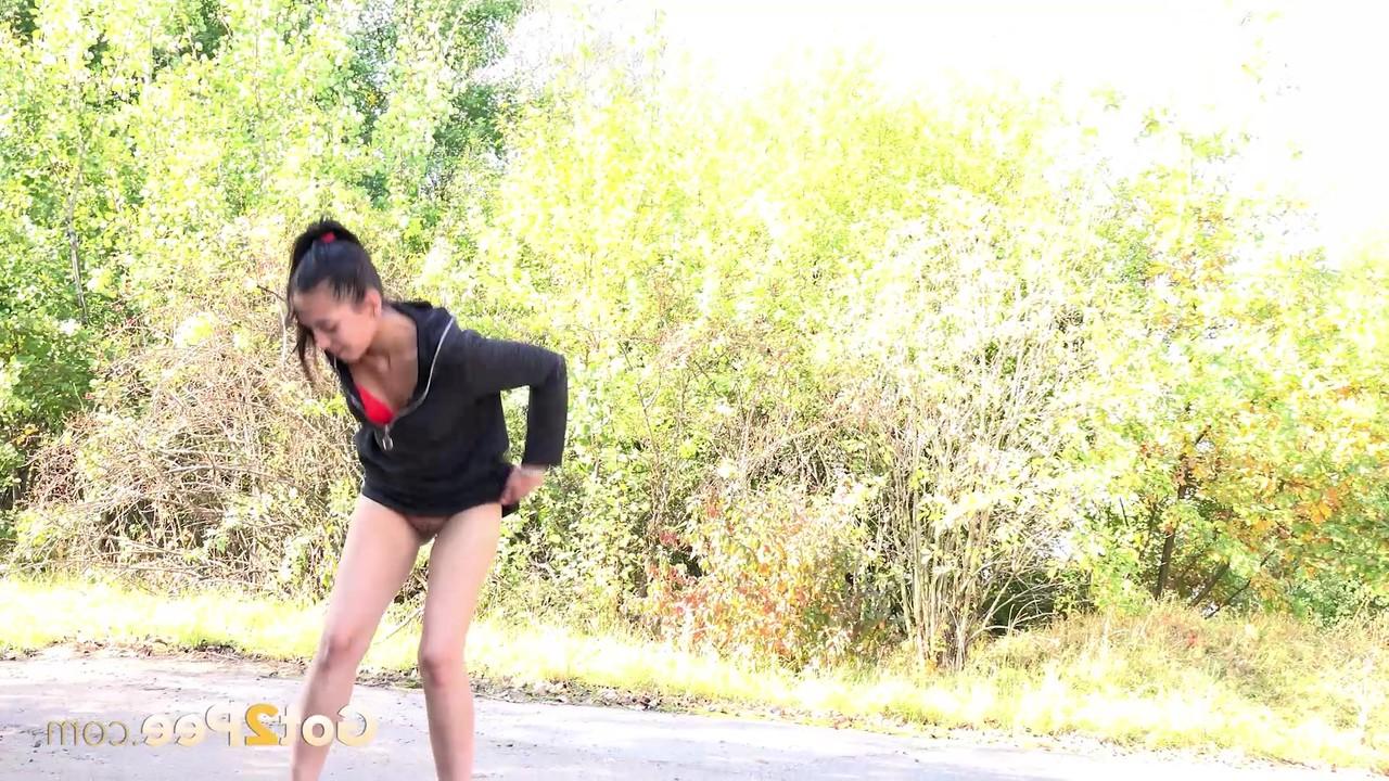 15P La jolie jeune Esperansa remonte sa robe courte pour faire pipi chaud sur le chemin.