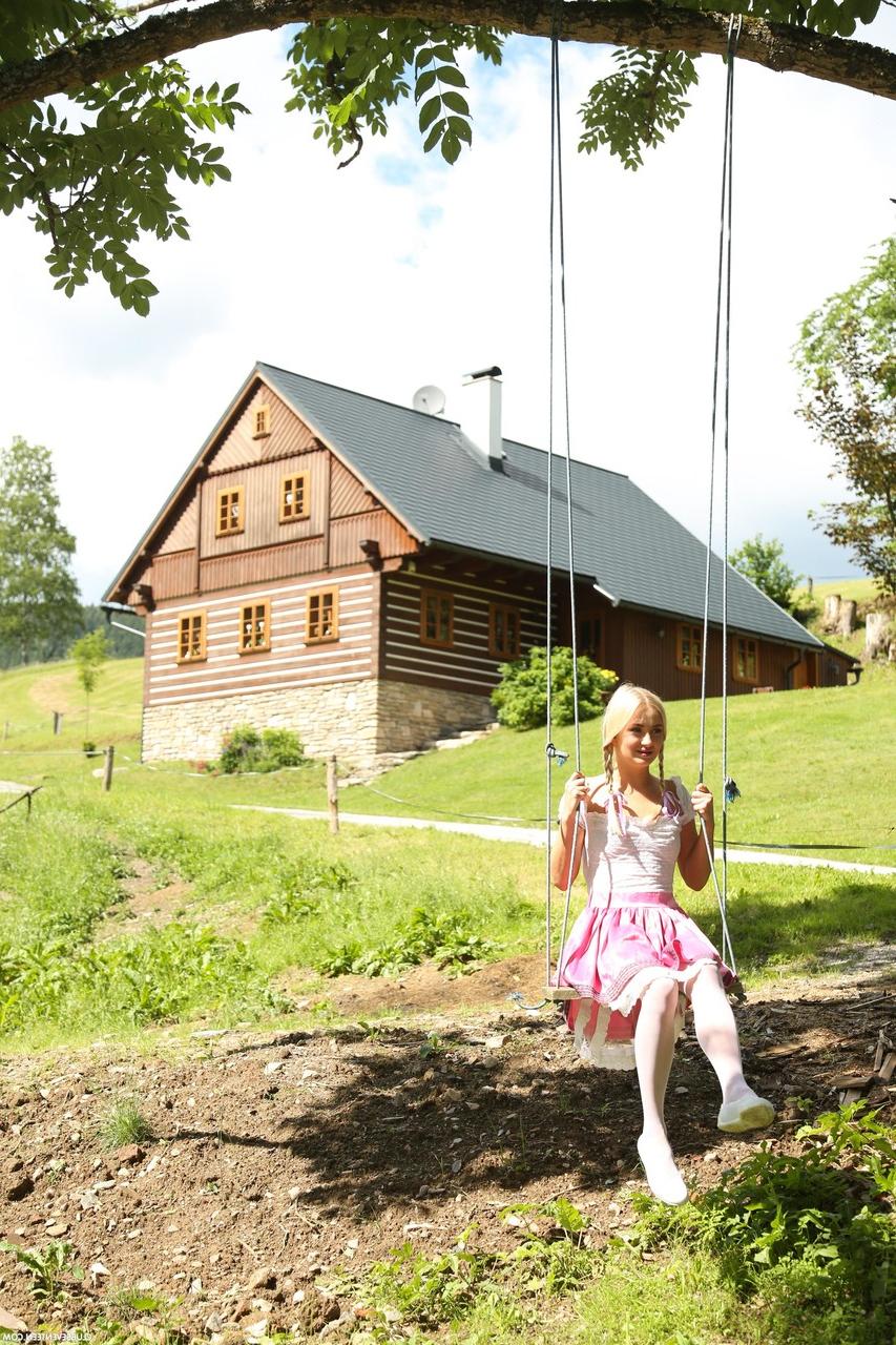 20P Das europäische Landmädchen Cayla A hebt ihr Kleid hoch und fingert sich im Freien
