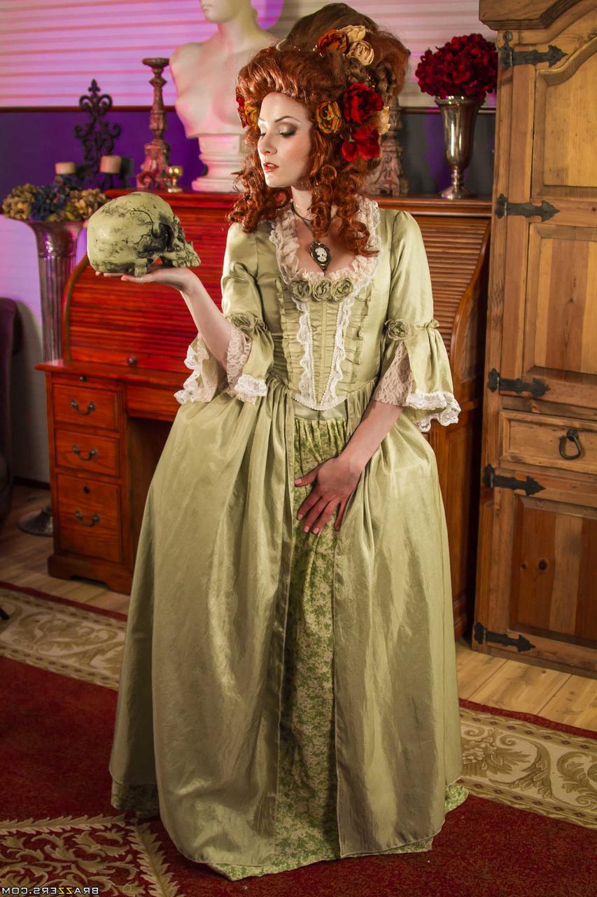 20P A atriz ruiva gostosa Veruca James levanta sua fantasia para espalhar buceta sexy
