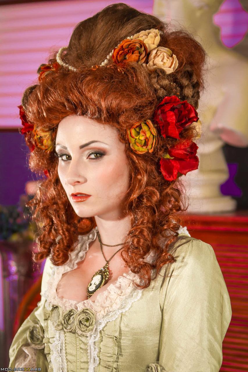 20P A atriz ruiva gostosa Veruca James levanta sua fantasia para espalhar buceta sexy
