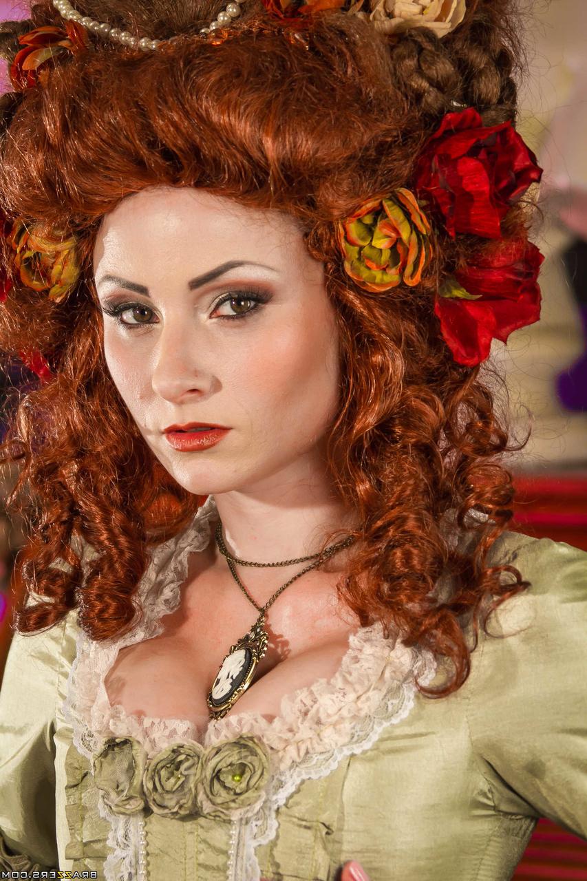 20P A atriz ruiva gostosa Veruca James levanta sua fantasia para espalhar buceta sexy