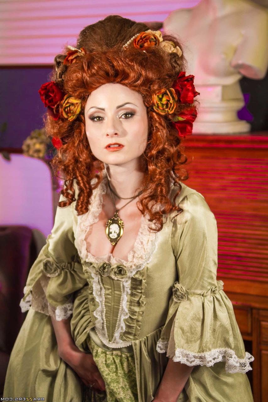 20P A atriz ruiva gostosa Veruca James levanta sua fantasia para espalhar buceta sexy