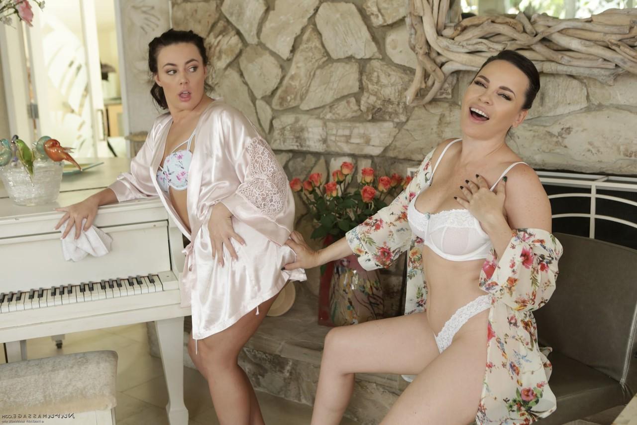 17P Las morenas dana dearmond y whitney wright se lucen y se besan