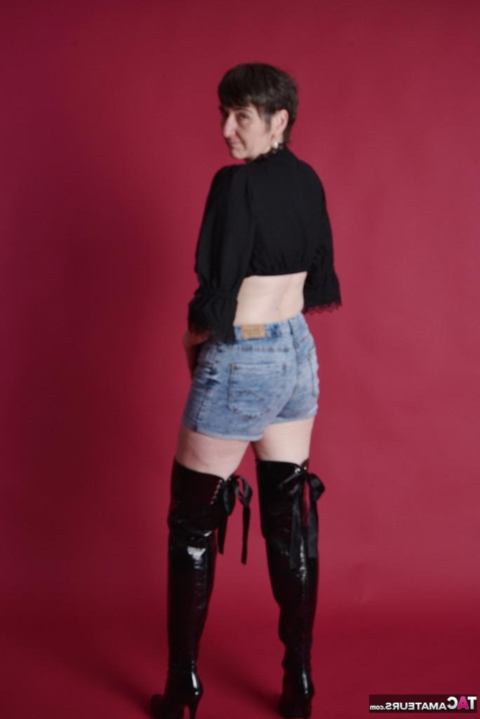 20P Mãe madura descarada revela seios flácidos e deixa cair shorts para posar nua com botas